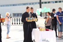 Праздник семьи, любви и верности в Хабаровске. Венчание супружеских пар архиепископом Хабаровским и Приамурским Игнатием. 17 июля 2011г.